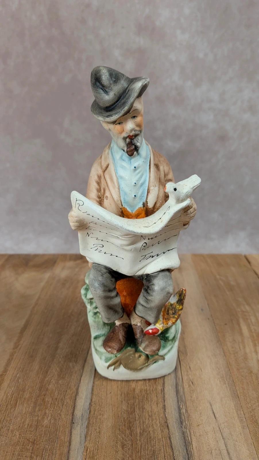 Figurine ancienne homme lisant le journal – Biscuit / porcelaine