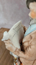 Figurine ancienne homme lisant le journal – Biscuit / porcelaine
