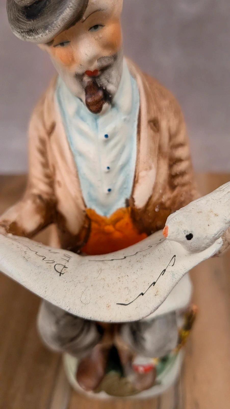Figurine ancienne homme lisant le journal – Biscuit / porcelaine