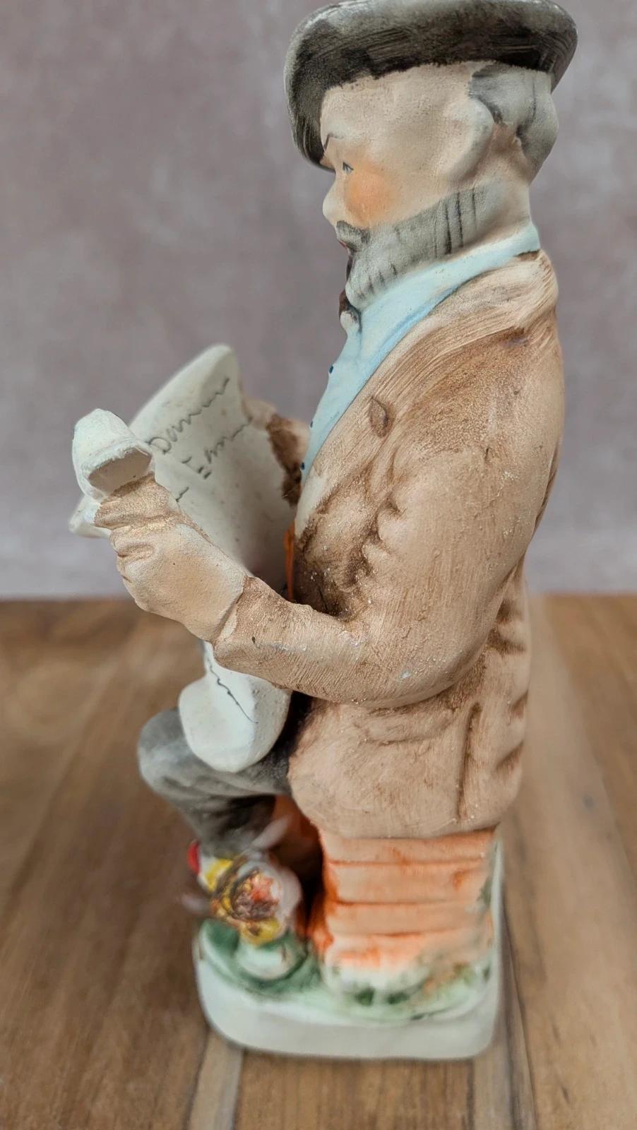 Figurine ancienne homme lisant le journal – Biscuit / porcelaine