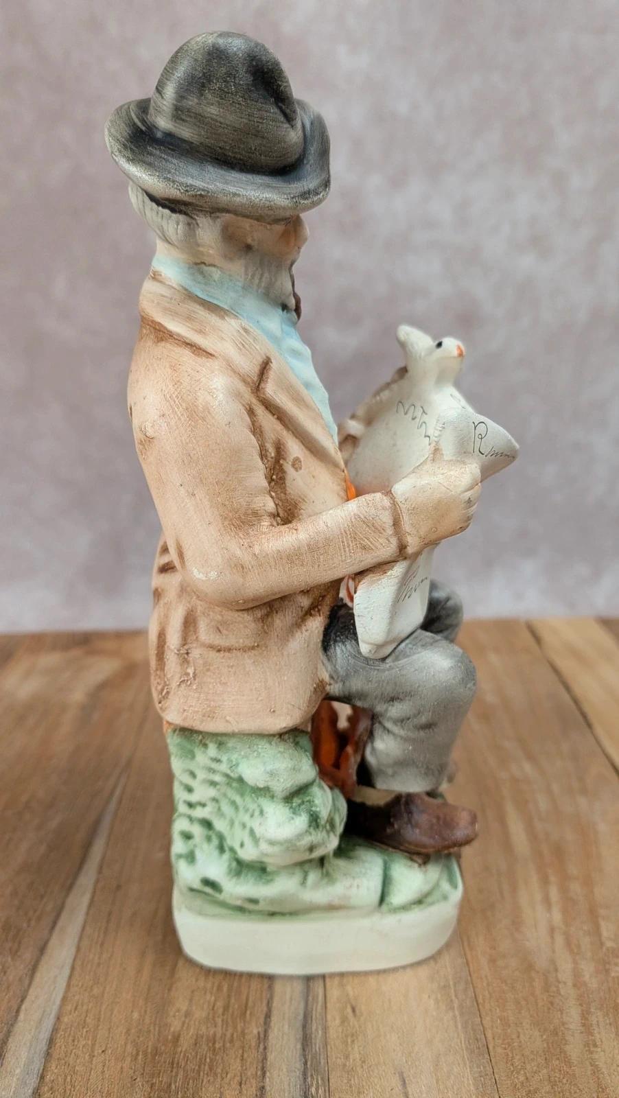 Figurine ancienne homme lisant le journal – Biscuit / porcelaine