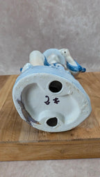 Figurine chinoise ancienne en porcelaine bleu et blanc – personnage au panier