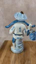 Figurine chinoise ancienne en porcelaine bleu et blanc – personnage au panier