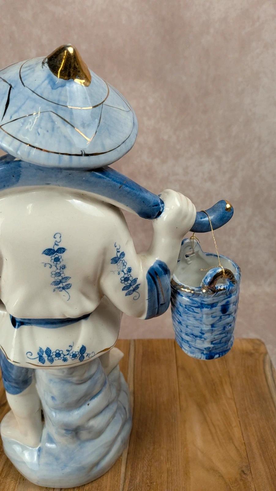 Figurine chinoise ancienne en porcelaine bleu et blanc – personnage au panier