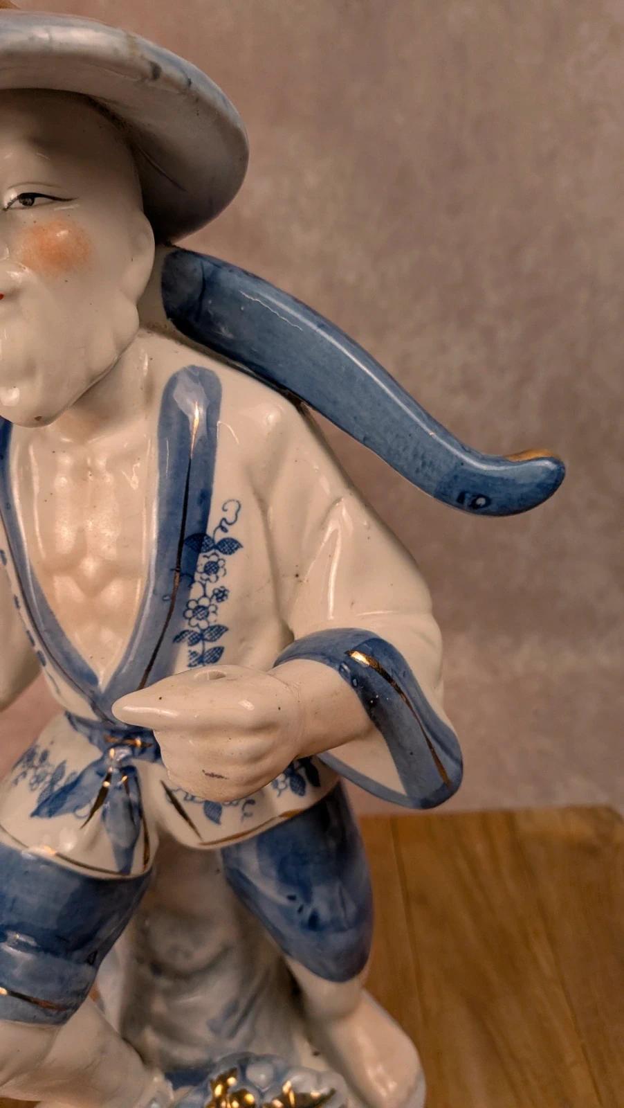 Figurine chinoise ancienne en porcelaine bleu et blanc – personnage au panier