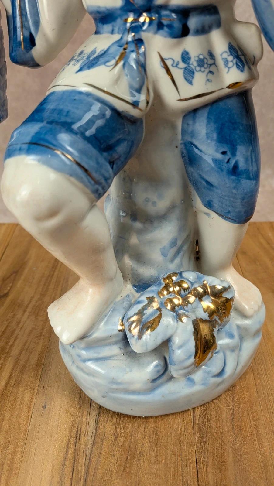 Figurine chinoise ancienne en porcelaine bleu et blanc – personnage au panier