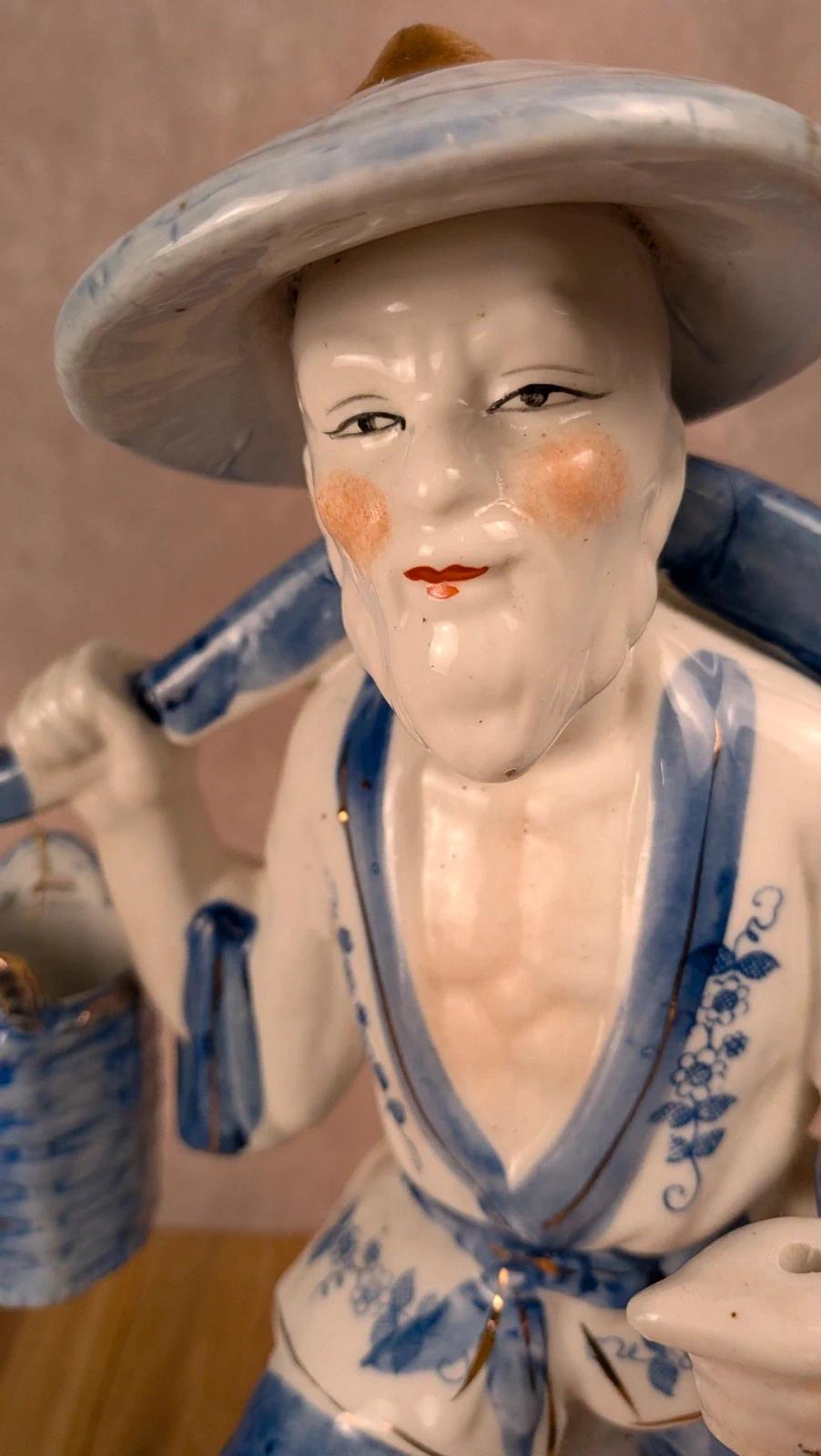 Figurine chinoise ancienne en porcelaine bleu et blanc – personnage au panier