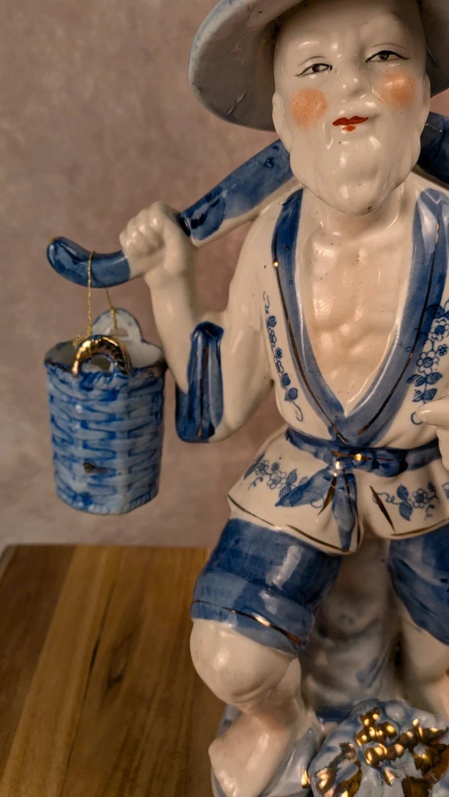 Figurine chinoise ancienne en porcelaine bleu et blanc – personnage au panier