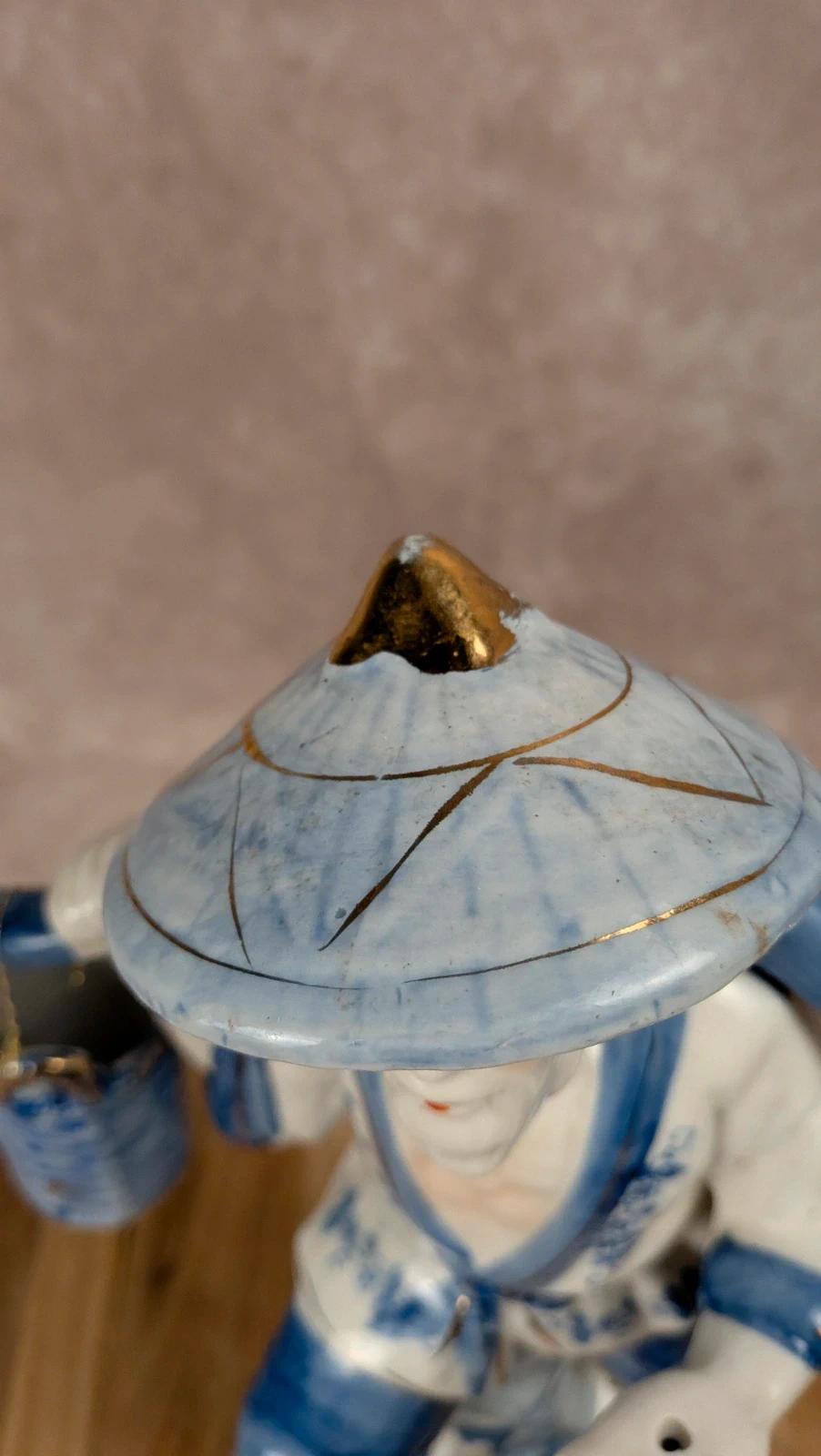 Figurine chinoise ancienne en porcelaine bleu et blanc – personnage au panier