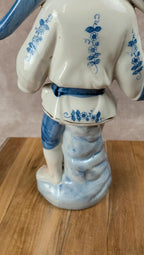 Figurine chinoise ancienne en porcelaine bleu et blanc – personnage au panier