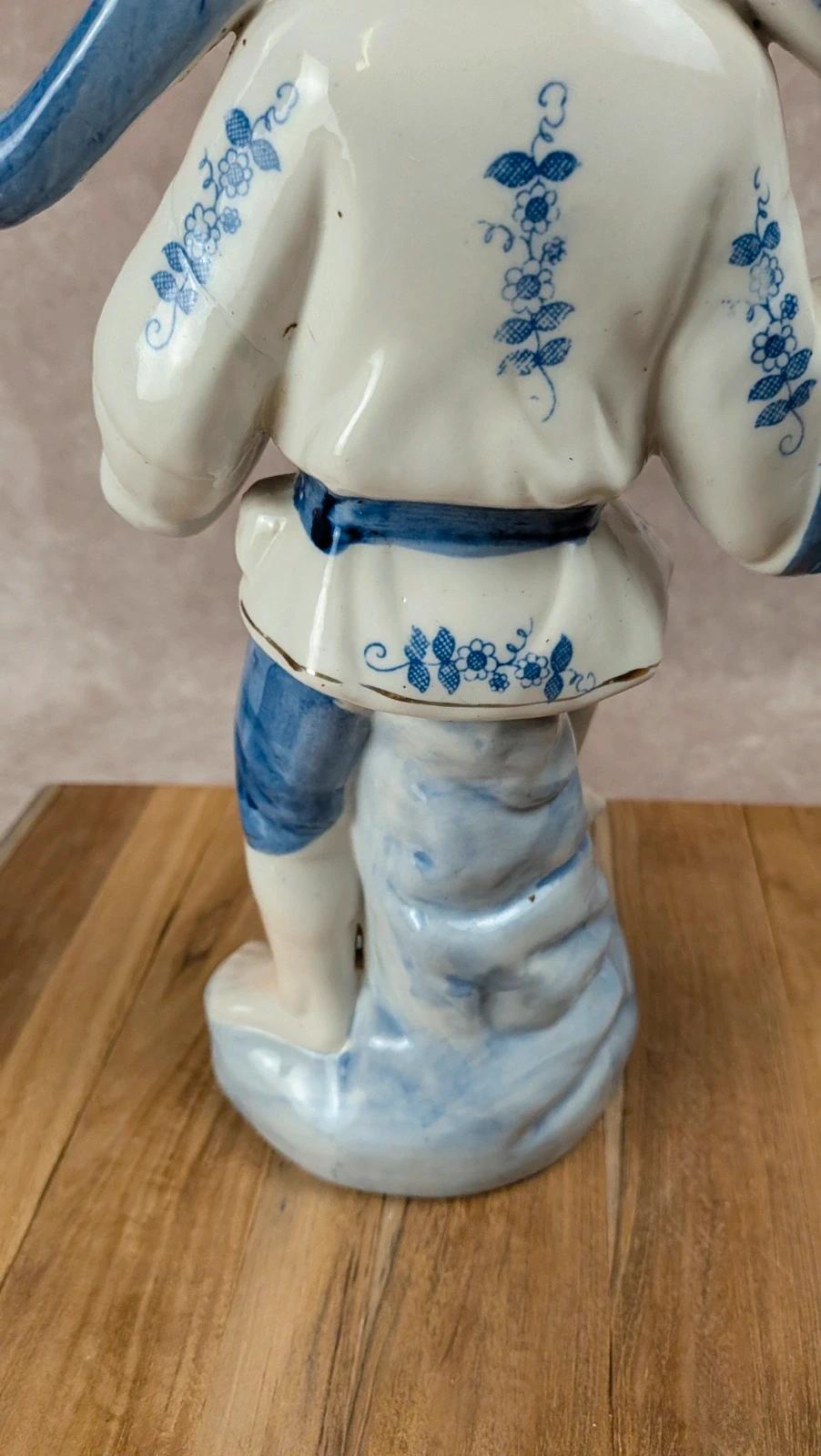 Figurine chinoise ancienne en porcelaine bleu et blanc – personnage au panier