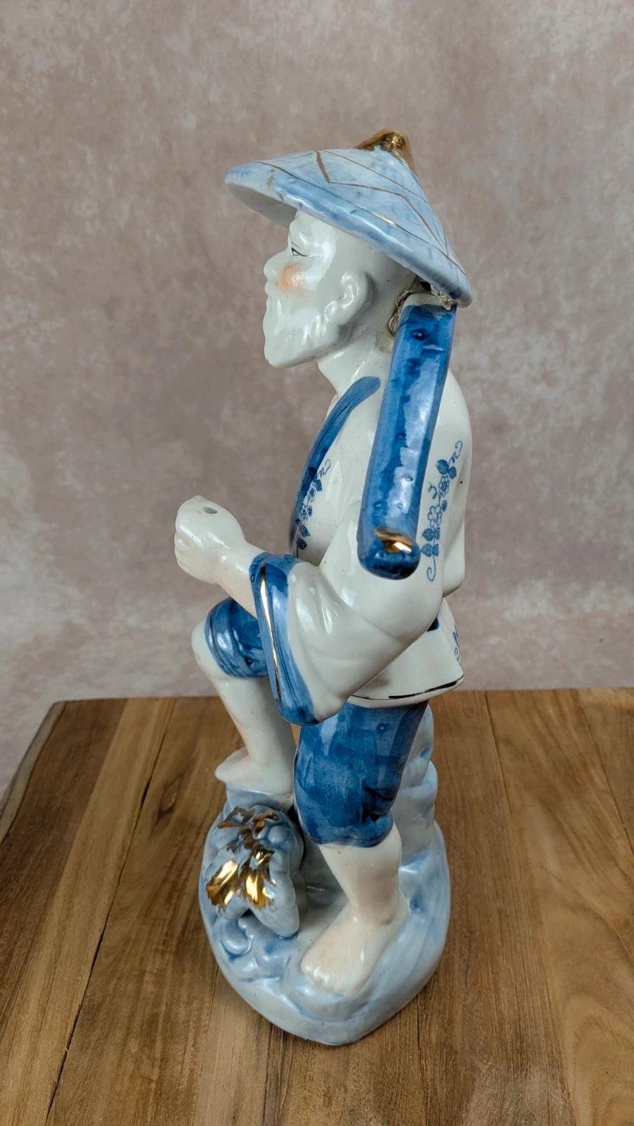 Figurine chinoise ancienne en porcelaine bleu et blanc – personnage au panier