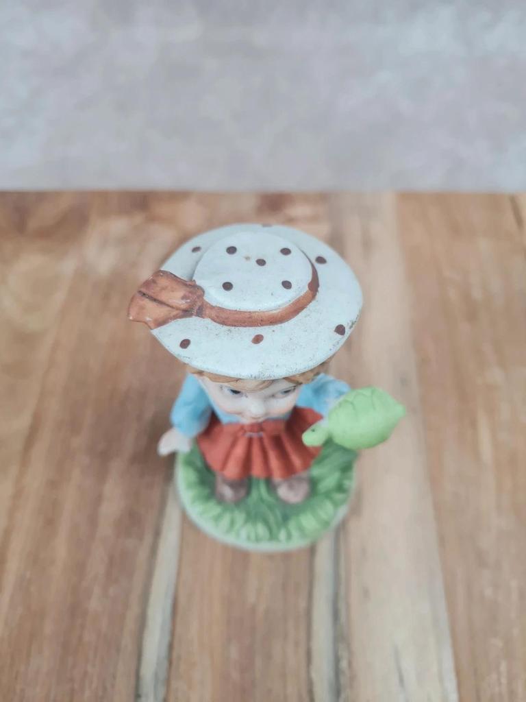 Figurine enfant vintage signée – déco rétro
