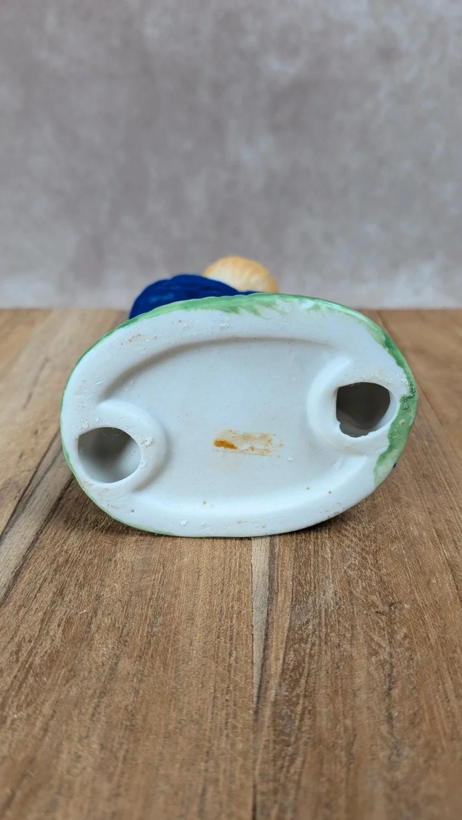 Figurine vintage enfant et son chien – vêtements en velours