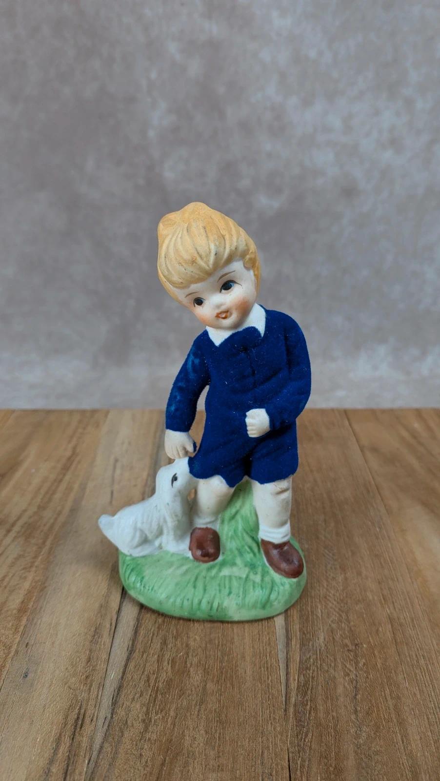 Figurine vintage enfant et son chien – vêtements en velours