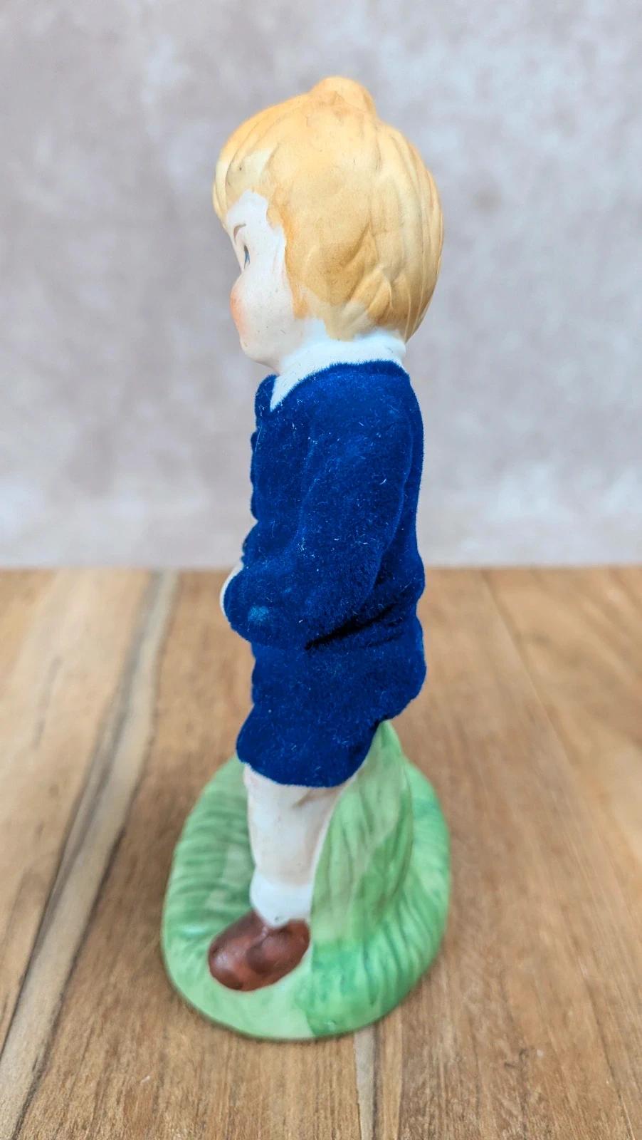 Figurine vintage enfant et son chien – vêtements en velours