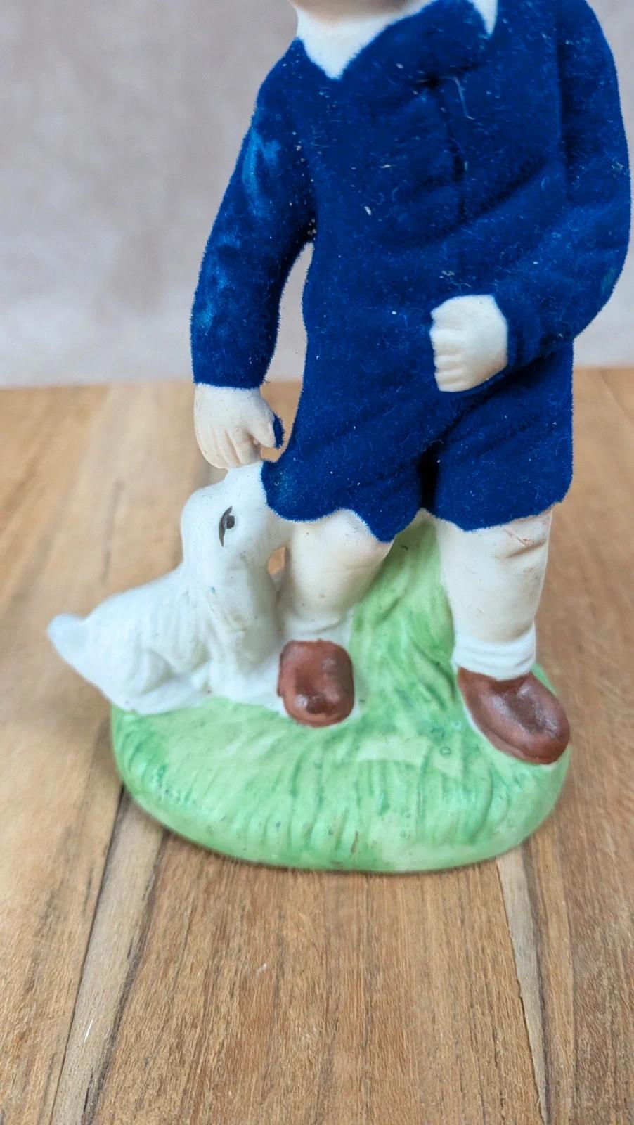 Figurine vintage enfant et son chien – vêtements en velours
