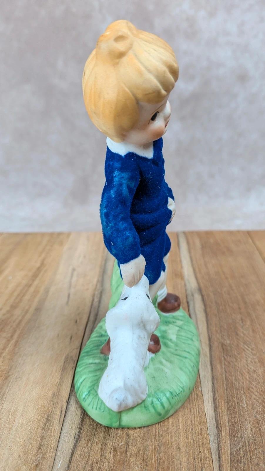 Figurine vintage enfant et son chien – vêtements en velours