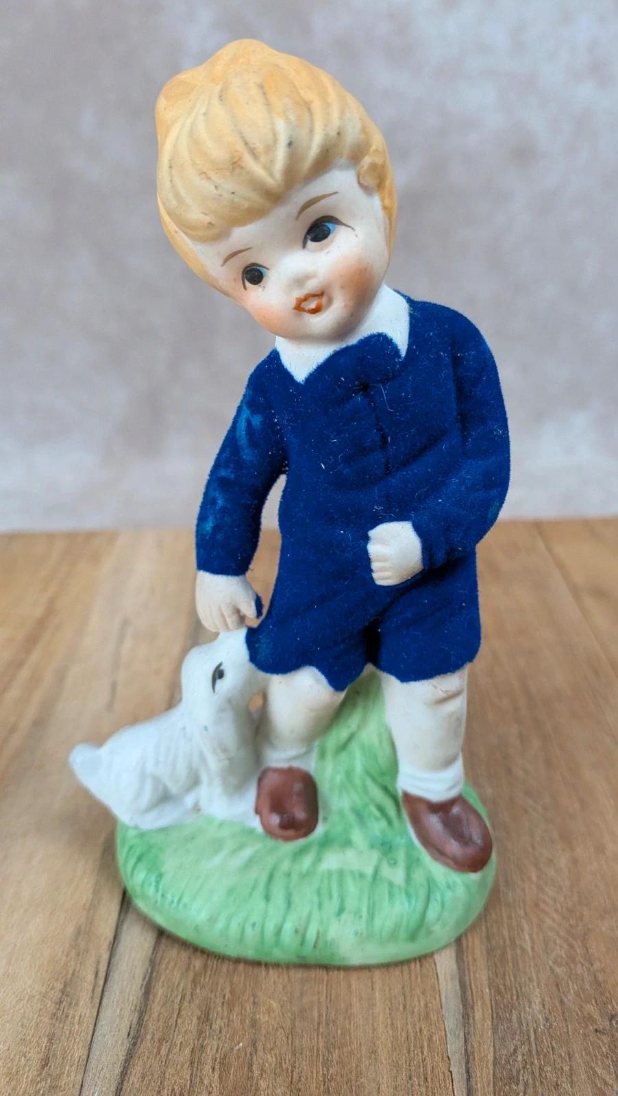 Figurine vintage enfant et son chien – vêtements en velours