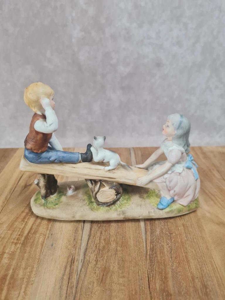 Figurine vintage enfants sur balançoire avec chat 🐱