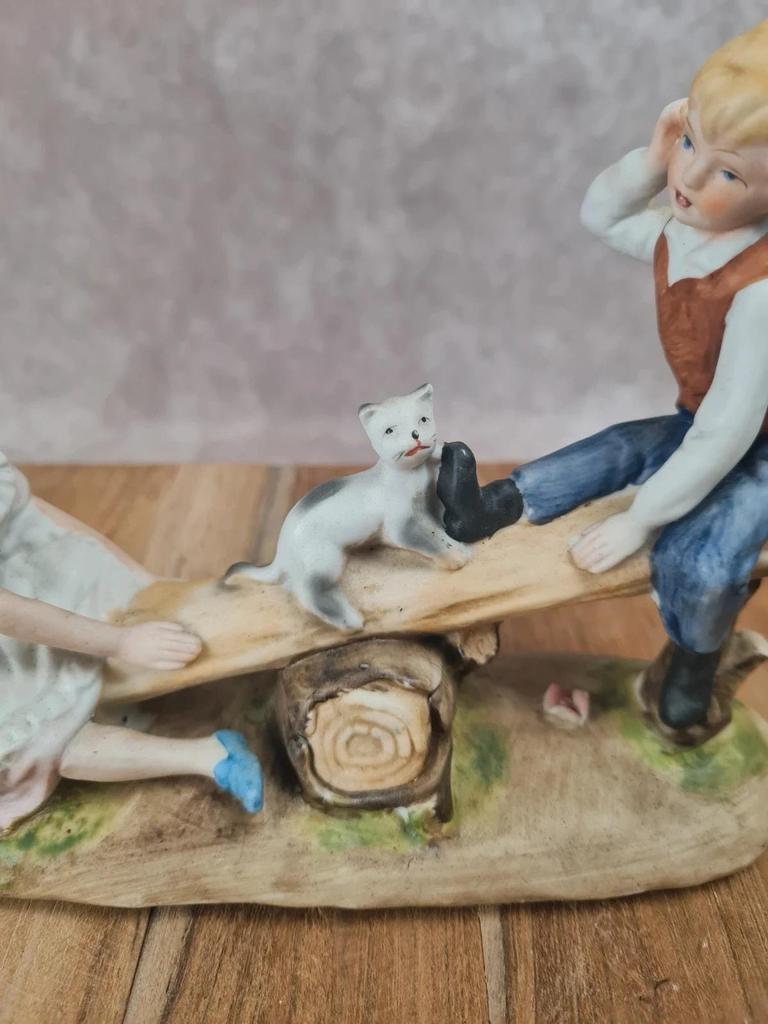 Figurine vintage enfants sur balançoire avec chat 🐱