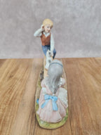 Figurine vintage enfants sur balançoire avec chat 🐱