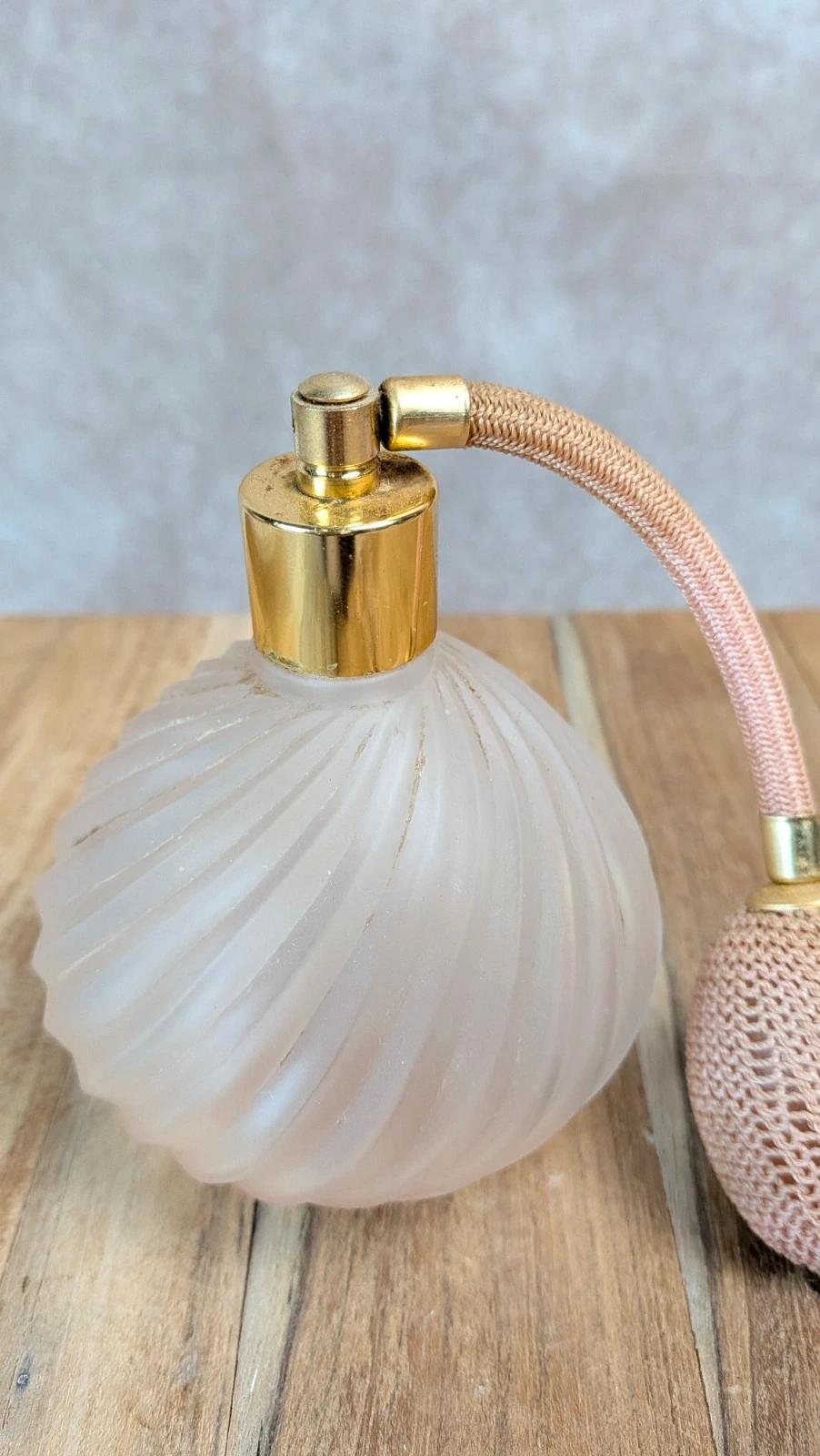 Flacon de parfum vintage en verre rose