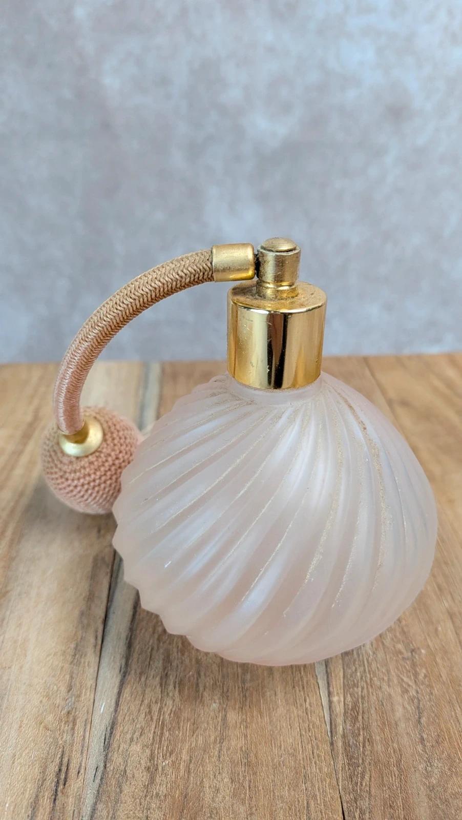 Flacon de parfum vintage en verre rose