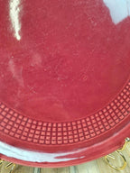 Grand plat à gâteau rouge ancien – motif quadrillé – attribué à Saint - clément 🍒