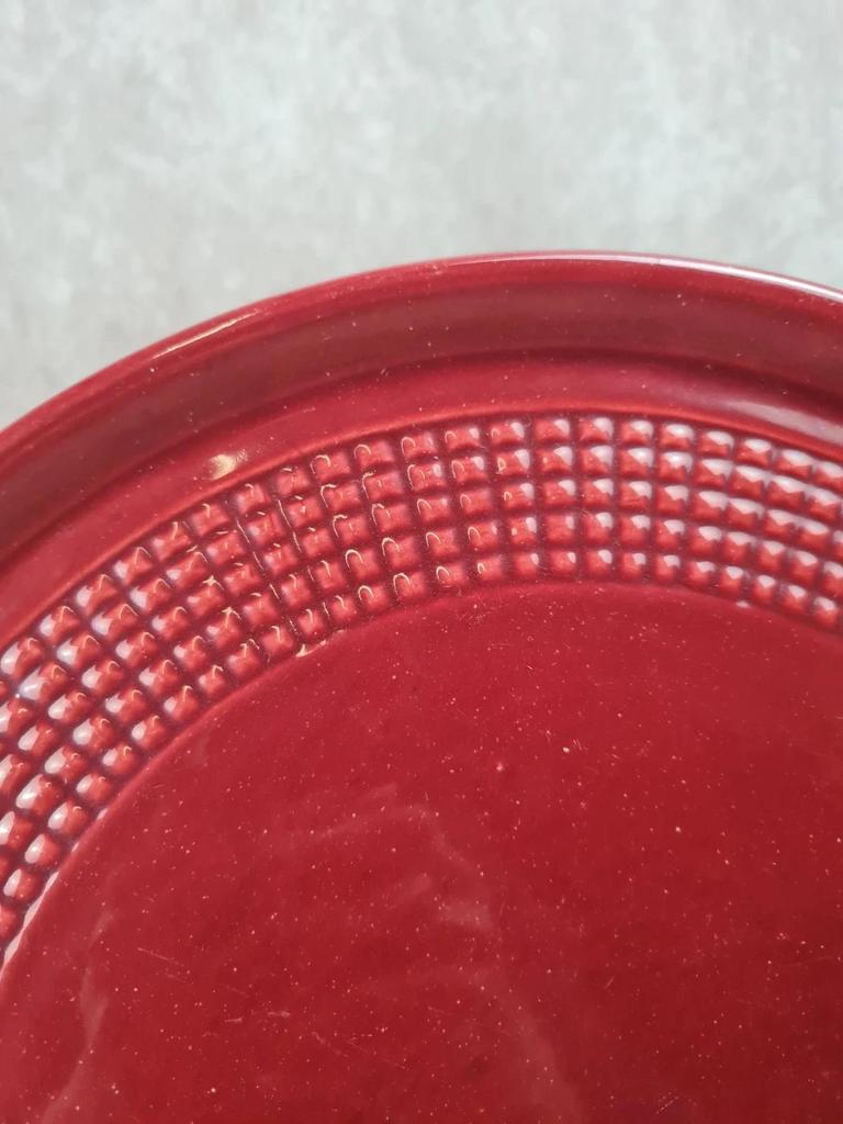 Grand plat à gâteau rouge ancien – motif quadrillé – attribué à Saint - clément 🍒