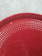 Grand plat à gâteau rouge ancien – motif quadrillé – attribué à Saint - clément 🍒