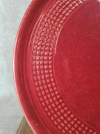 Grand plat à gâteau rouge ancien – motif quadrillé – attribué à Saint - clément 🍒