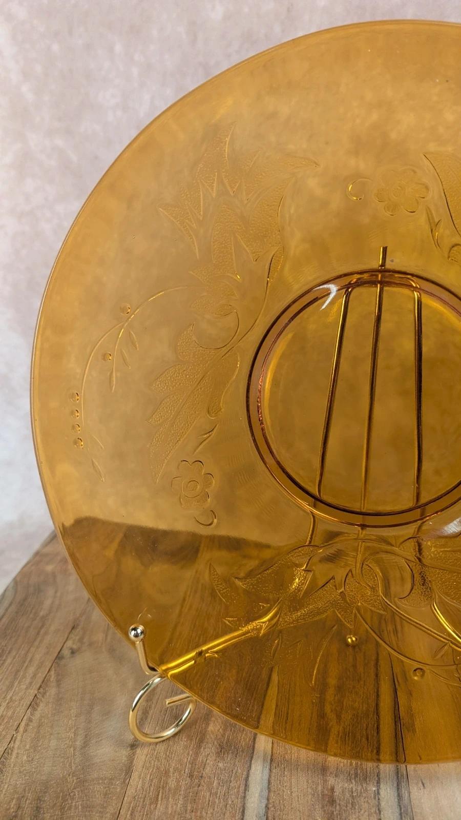 Grand plat en verre ambré à décor floral vintage
