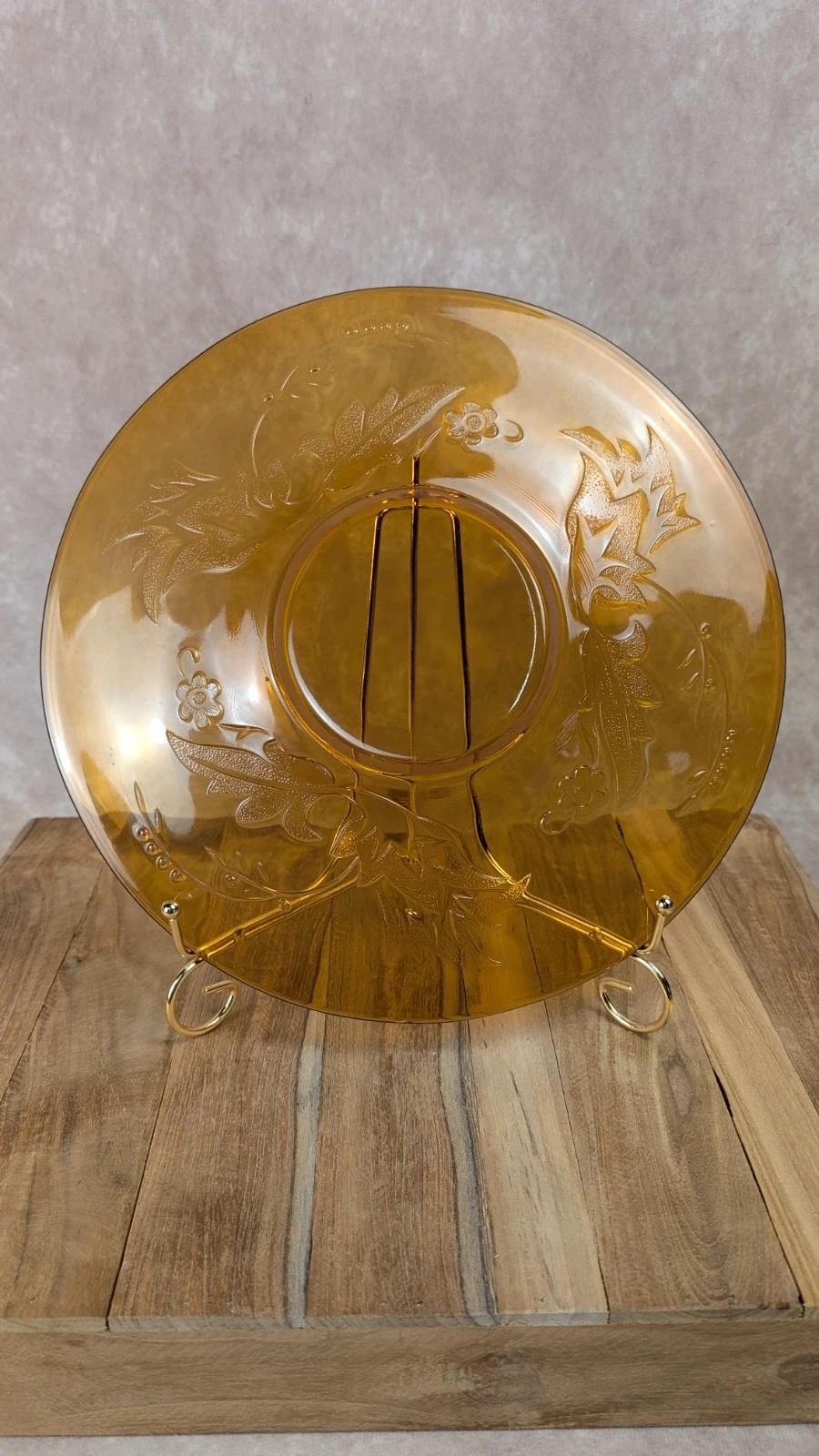 Grand plat en verre ambré à décor floral vintage