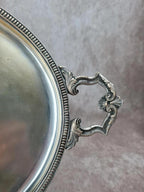 Grand plateau ancien en métal argenté, style rococo à poignées ouvragées