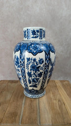 Grand vase en faïence bleue à décor floral – style Delft