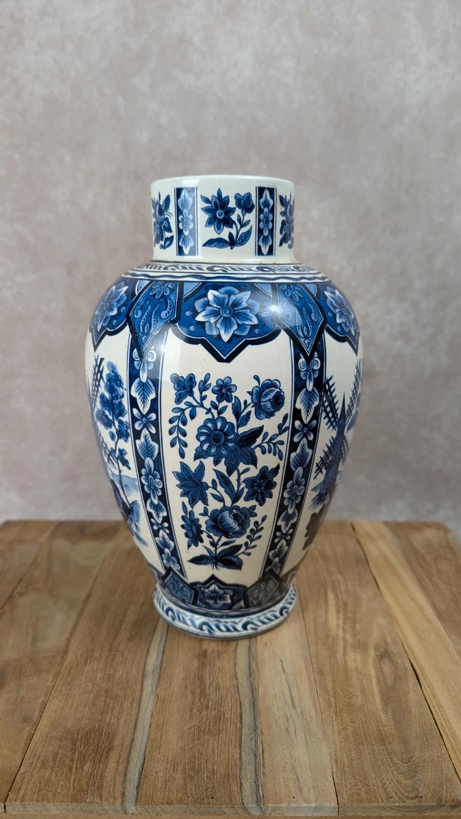 Grand vase en faïence bleue à décor floral – style Delft