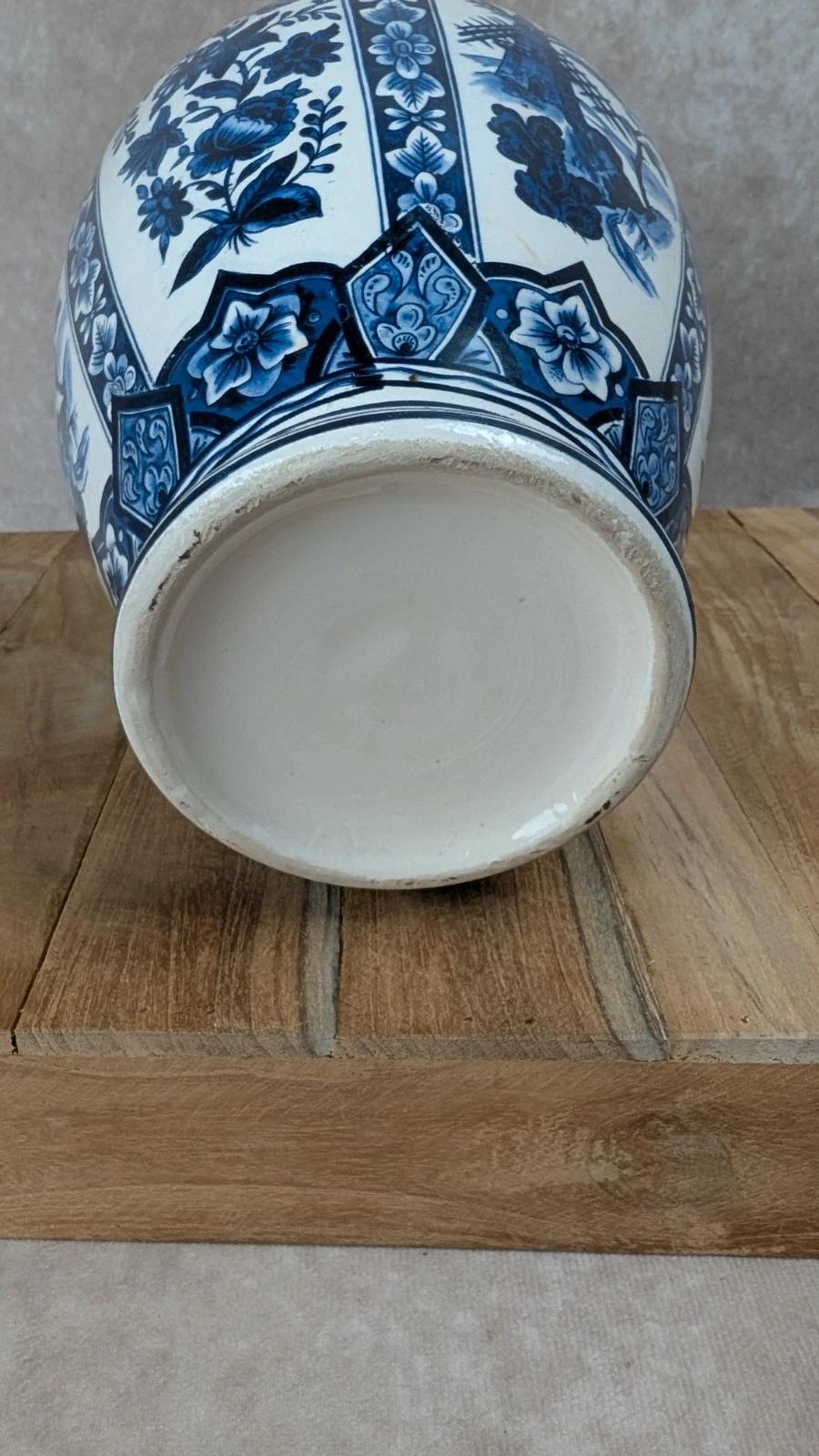 Grand vase en faïence bleue à décor floral – style Delft