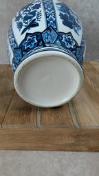Grand vase en faïence bleue à décor floral – style Delft