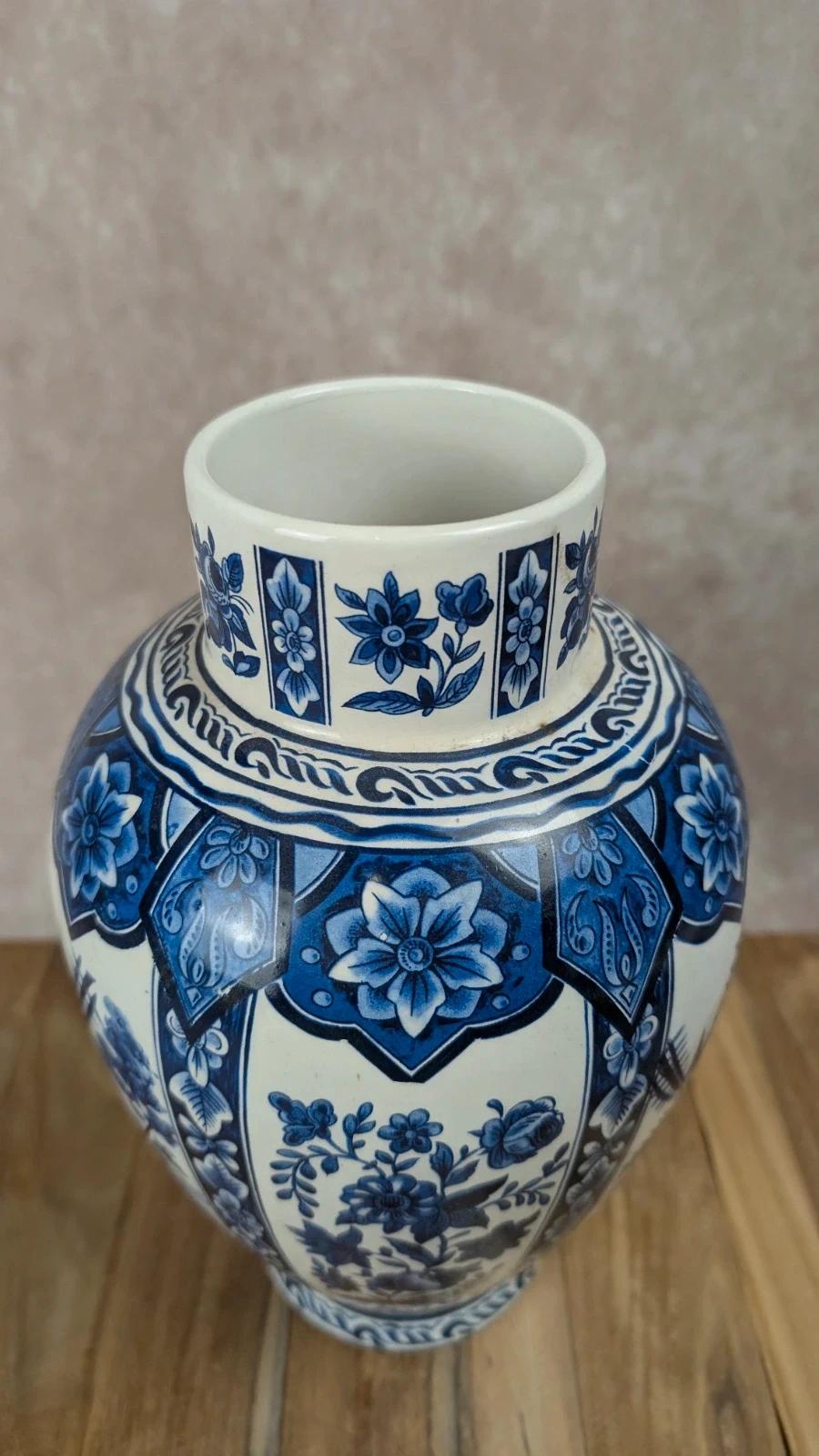 Grand vase en faïence bleue à décor floral – style Delft