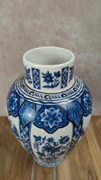 Grand vase en faïence bleue à décor floral – style Delft