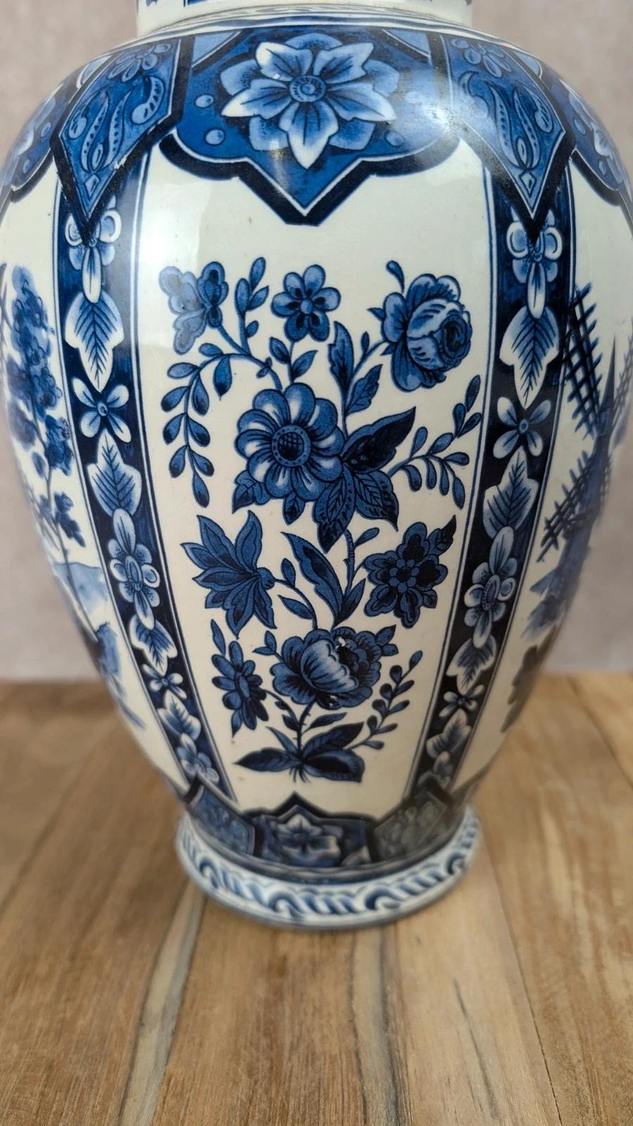 Grand vase en faïence bleue à décor floral – style Delft