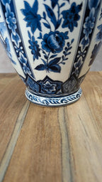 Grand vase en faïence bleue à décor floral – style Delft