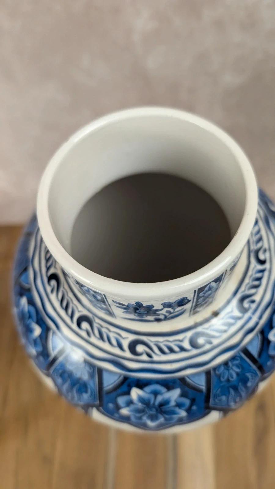 Grand vase en faïence bleue à décor floral – style Delft