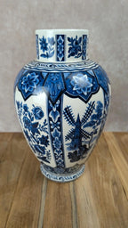 Grand vase en faïence bleue à décor floral – style Delft