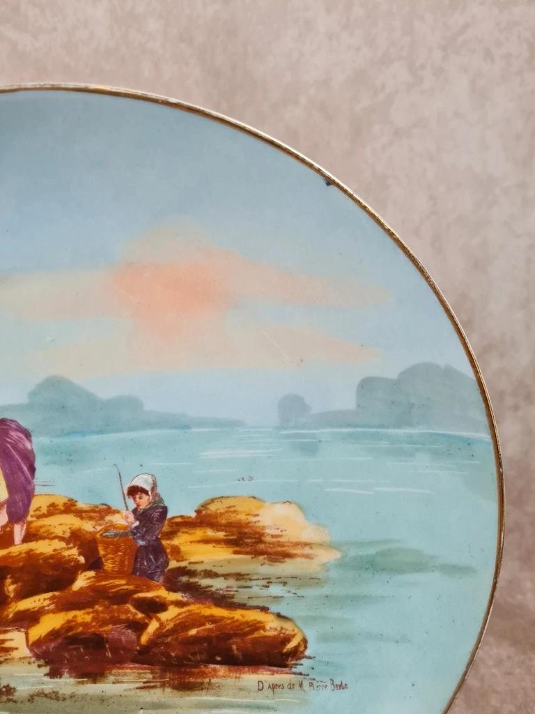 Grande assiette décorative ancienne peinte main – scène de bord de mer 🎨
