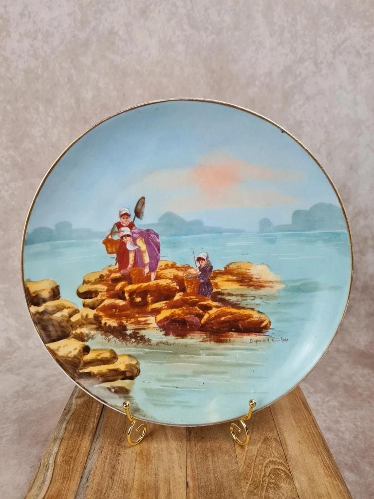 Grande assiette décorative ancienne peinte main – scène de bord de mer 🎨