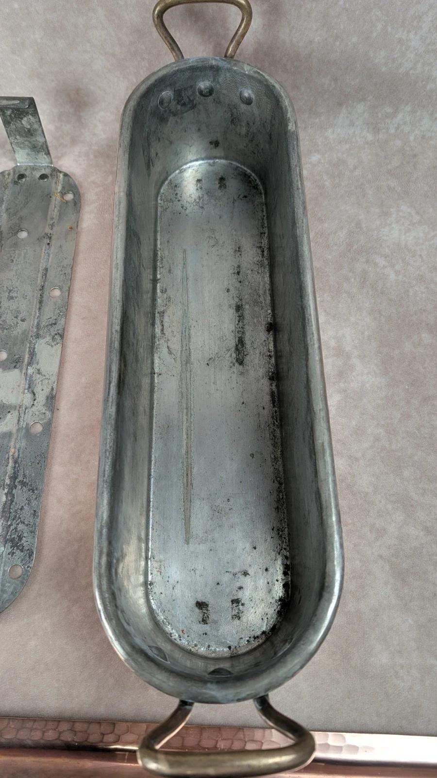 Grande poissonnière ancienne en cuivre martelé et laiton