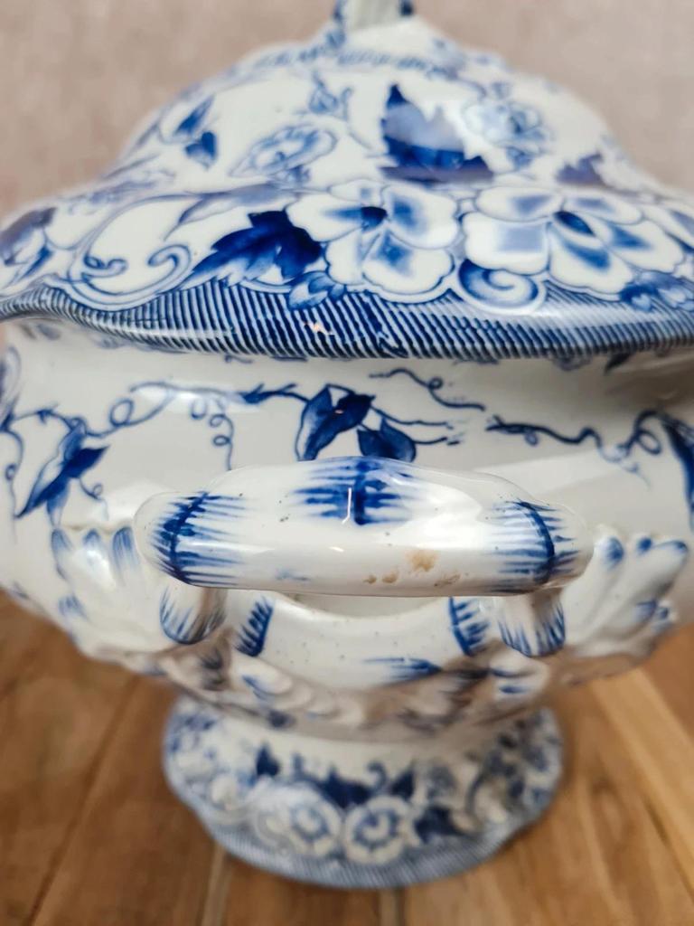 Grande soupière ancienne Creil & Montereau – Modèle Flora