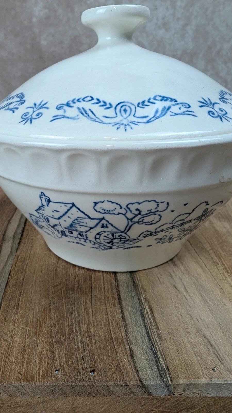 Joli bol ancien avec couvercle – faïence de Gien, modèle Beaugency